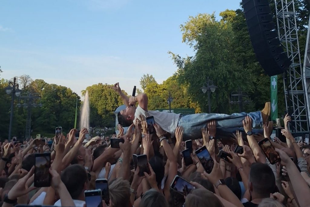 Nico Santos wird von den Fans auf den Armen getragen.