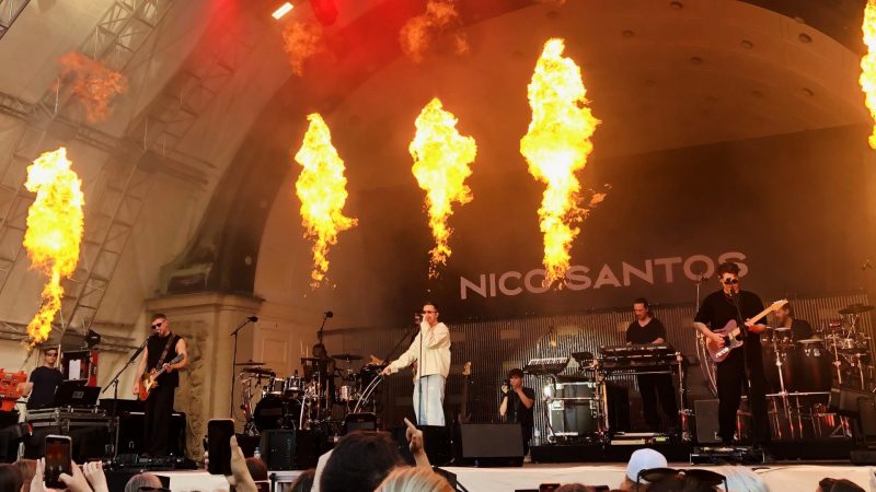 Nico Santos auf der Open Ait Bühne, im Hintergrund Bühnenfeuerwerk und die Band.