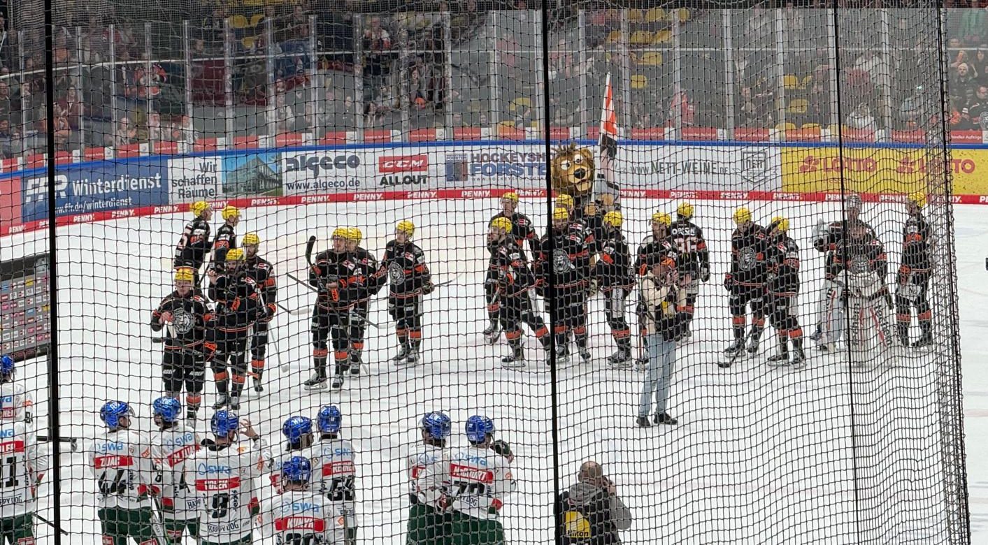 Mehr über den Artikel erfahren Serienreview – Heated Rivalry